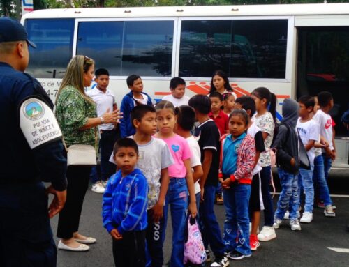 Niños del Programa de becas de Acción Directa Gubernamental disfrutan de actividades recreativas