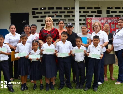 Estudiantes de áreas de difícil acceso de Coclé reciben beca del programa Abrazos de Futuro